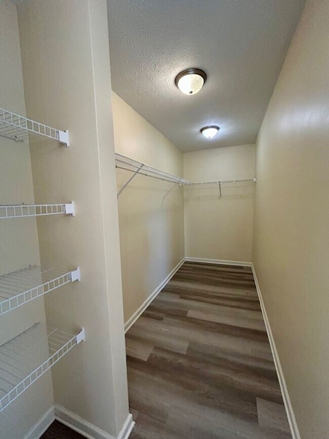 Building Photo - Beautiful 4 bedroom 2.5 bath 2 story home ...