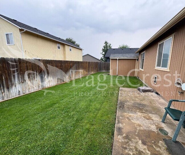 Building Photo - Three Bedroom, Two Bathroom Home Located o...