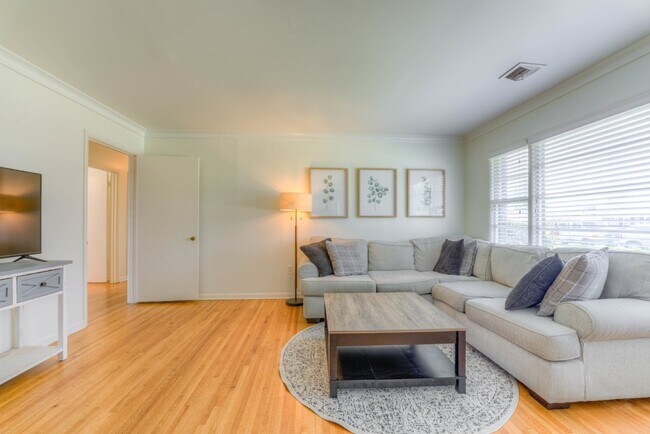 Building Photo - Colonial Acres East Memphis cutie! 3 bedrooms and tons of updates! Appliances included.