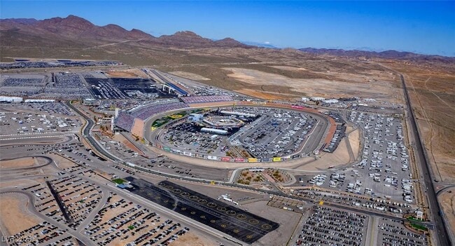 Building Photo - 4548 Aviation St