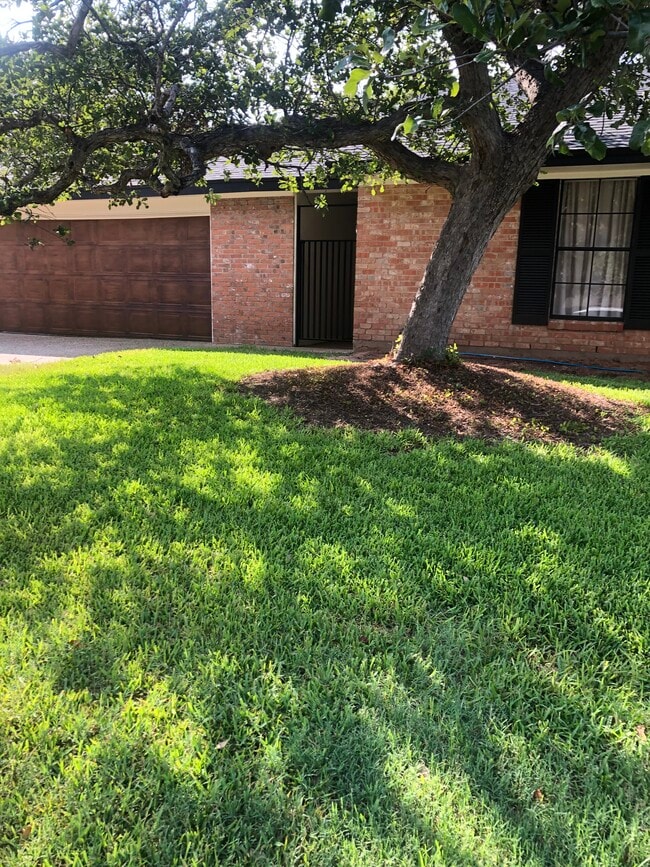 Building Photo - 8241 Forest Ridge Dr