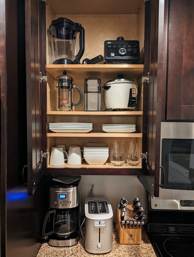 Building Photo - 1608 Castillo St