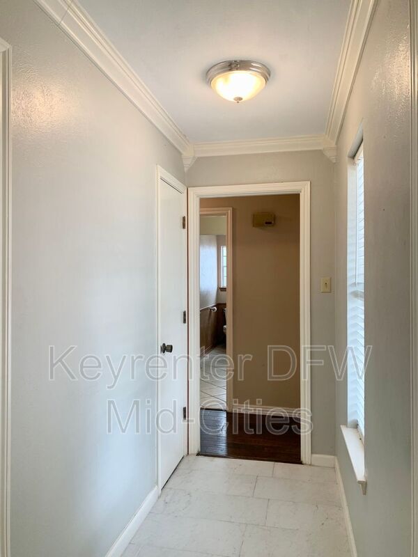 Building Photo - 505 E Scotland Dr