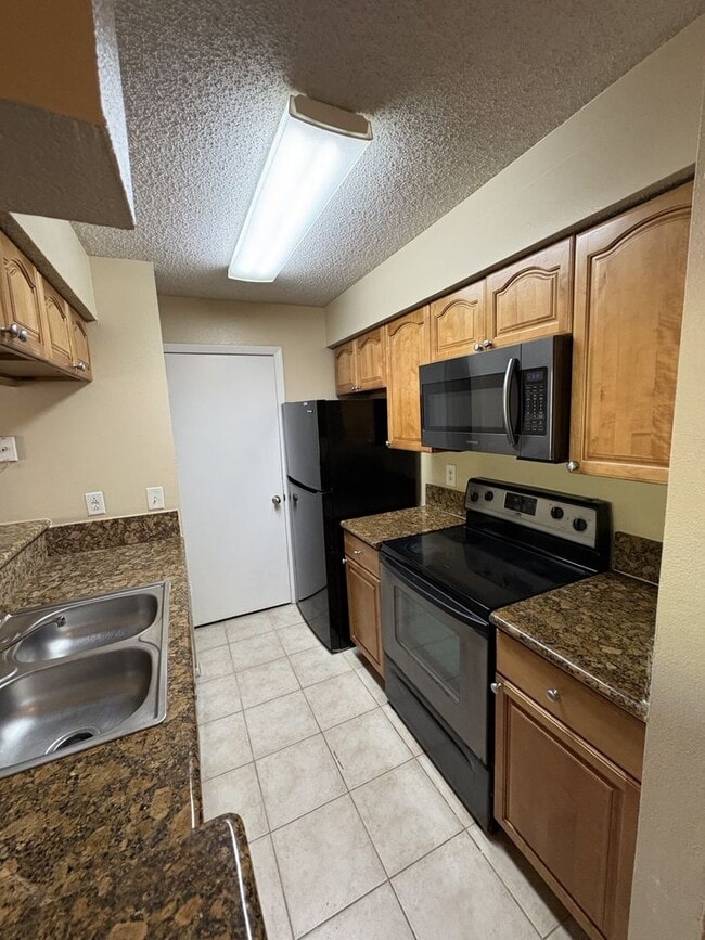 Building Photo - Spacious 1 bedroom/1 bathroom condo at Oasis at Pearl Lake