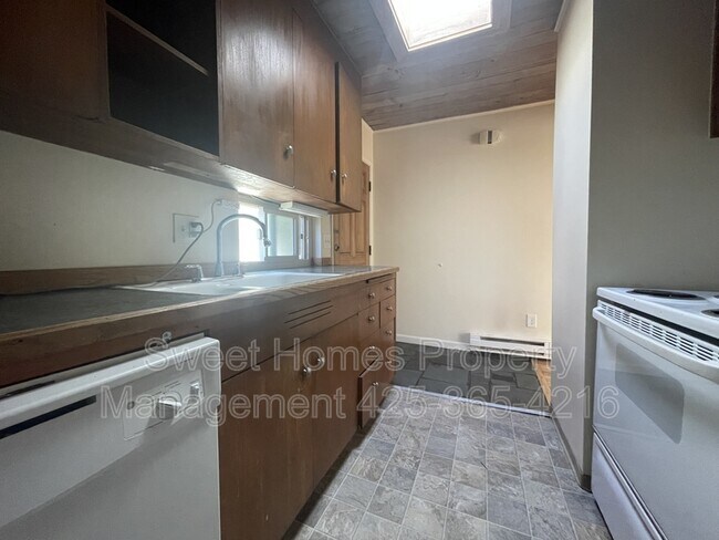 Building Photo - 2648 14th Ave W