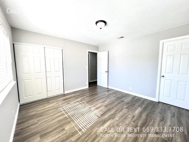 Building Photo - 3197 Bourgeois Way