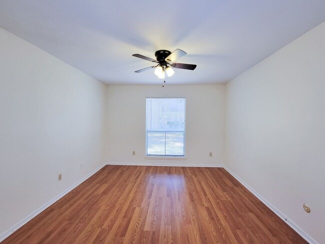 Building Photo - Two Bedroom Condo Near Med Center!