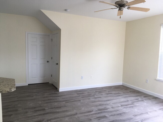 Building Photo - 12879 Madison Pointe Cir
