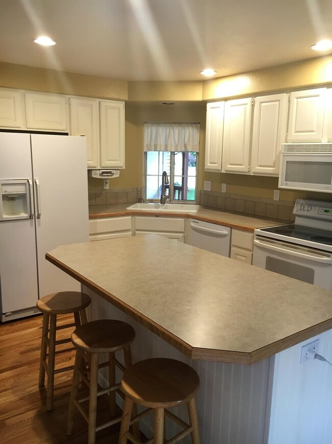 Building Photo - 2144 N Fastwater Ave