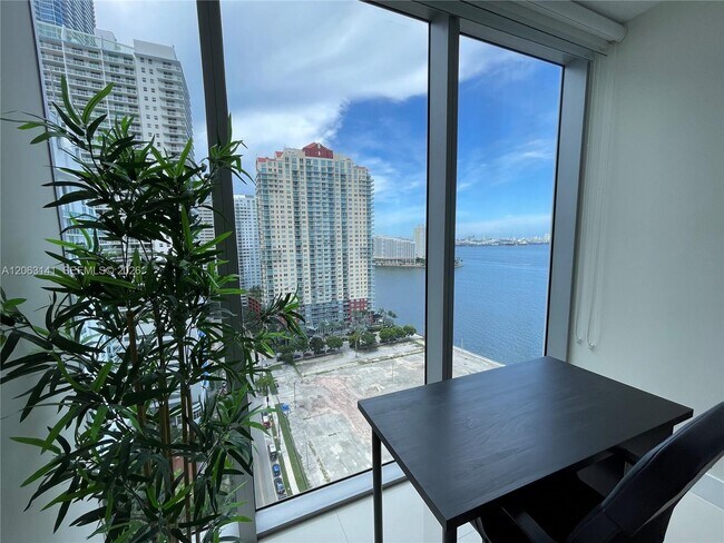 Building Photo - 1300 Brickell Bay Dr