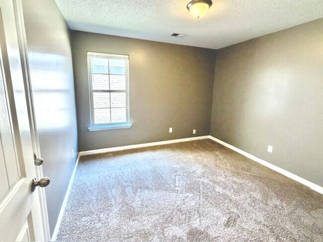 Building Photo - 7902 Rushmeade Cir N
