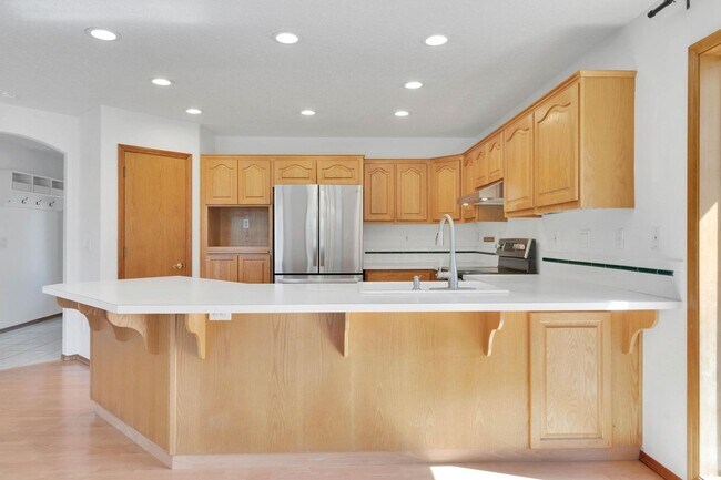 Building Photo - Bright, roomy 3-bdrm/2-bath home w/ office...