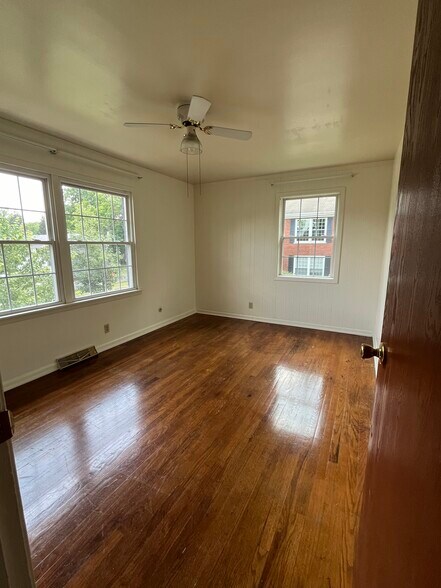 Building Photo - 312 S Poplar St