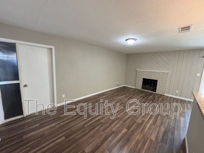Building Photo - 505 N Lovers Ln