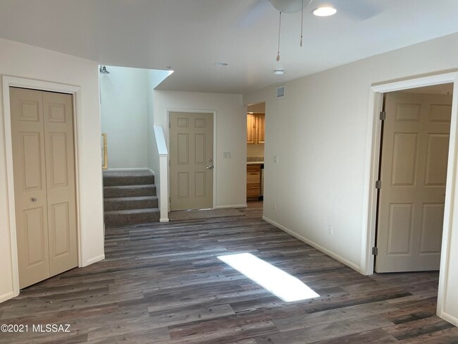 Building Photo - 2545 E Spring St