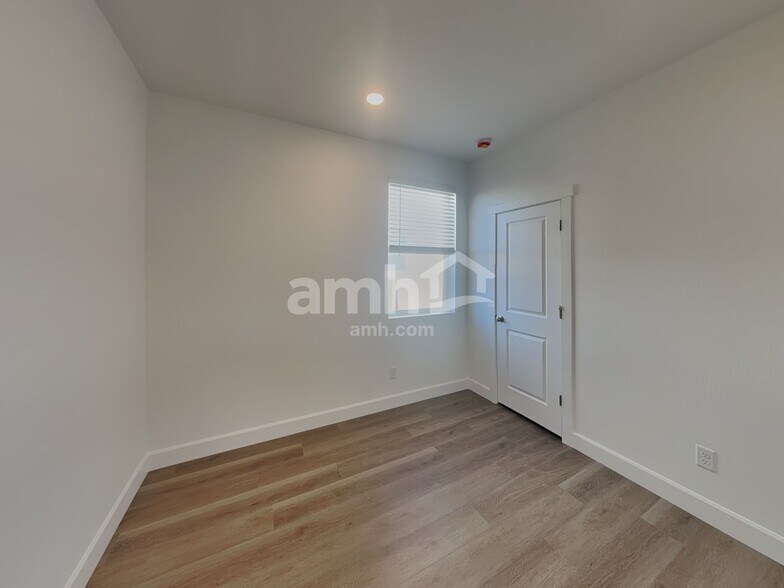 Building Photo - 13897 E 101st Ave