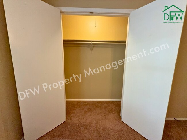 Building Photo - Charming 3-Bedroom Home with Fenced Backyard & Fireplace in Arlington!