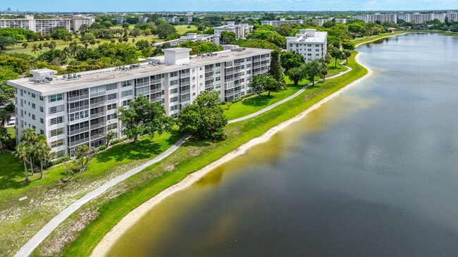 Building Photo - 2751 N Palm Aire Dr