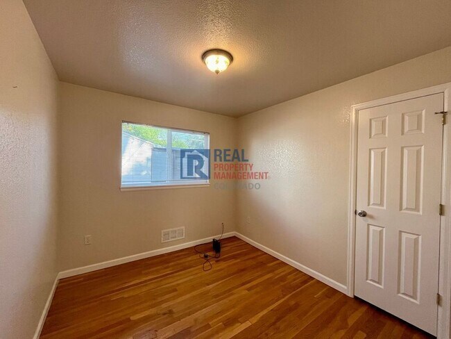 Building Photo - 990 Newark St