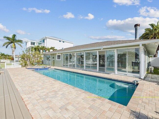Building Photo - 441 Palm Island NE