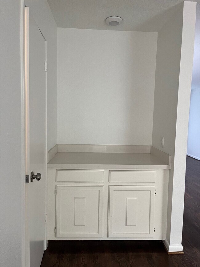 Building Photo - 2517 Bering Dr