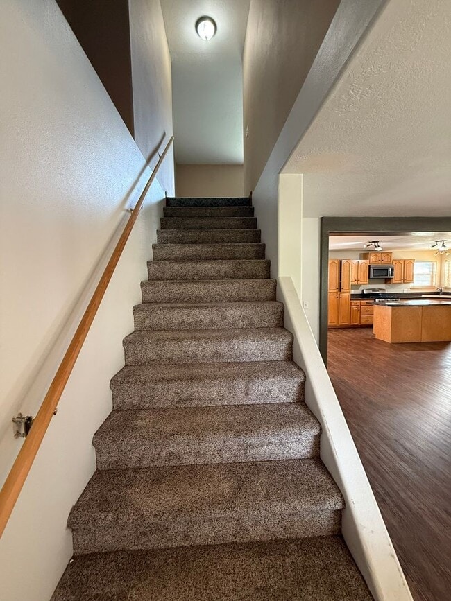 Building Photo - 3 bed 2.5 bath Victor home with pasture.
