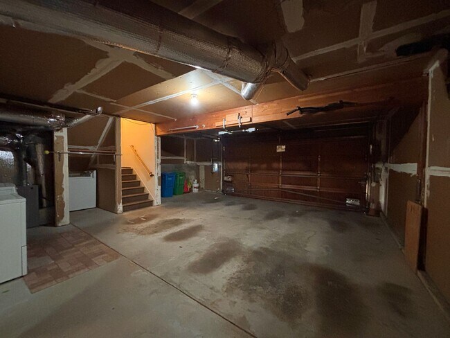 Building Photo - Updated 3BR Townhome in Forest Knolls with parking