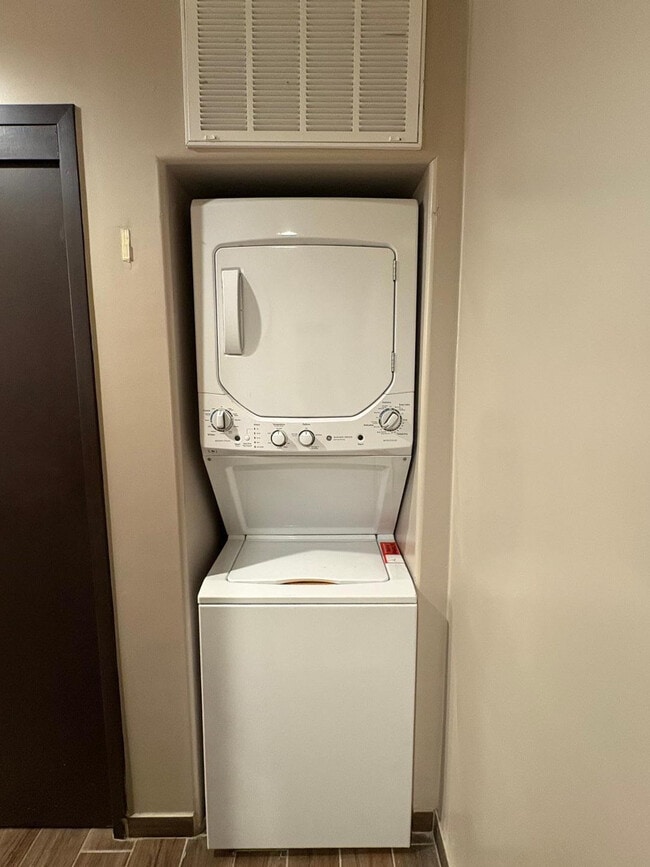 Building Photo - 3229 N 54th Ln