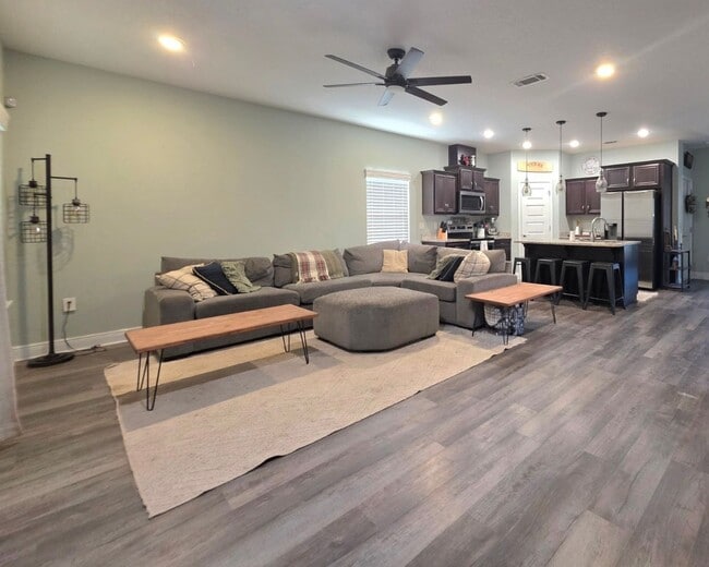 Building Photo - Splendid 3 Bed/2.5 Bath Home