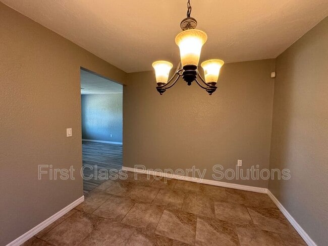 Building Photo - 3524 Hillside Dr