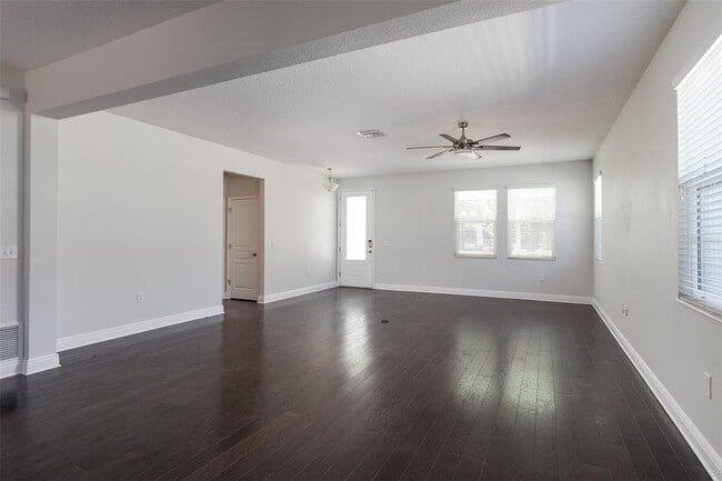 Building Photo - 506 E Robles St