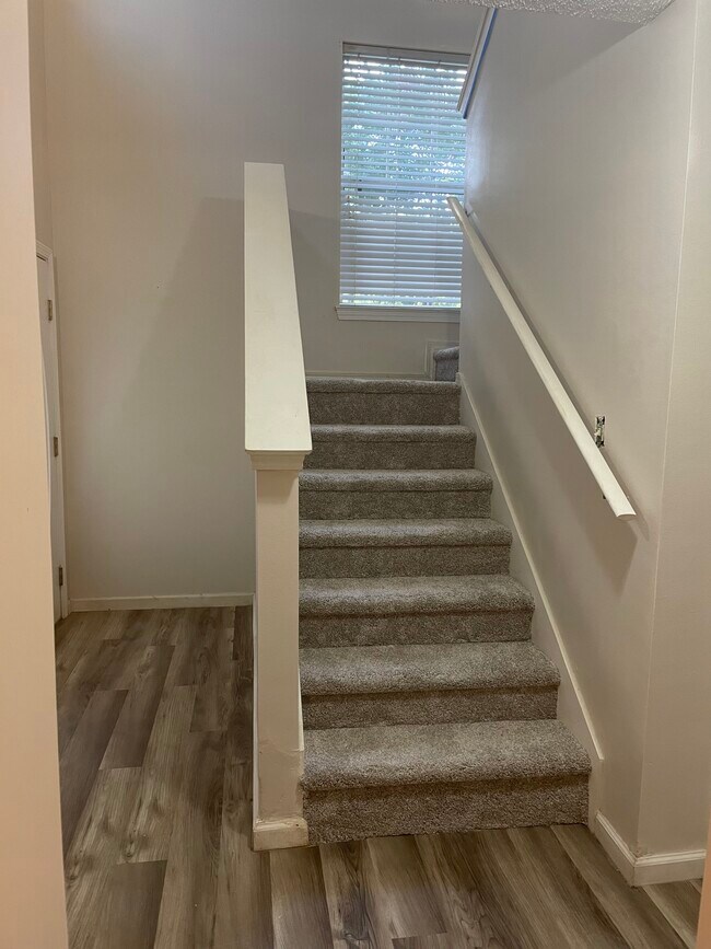 Building Photo - 208 Twin Lakes Ln