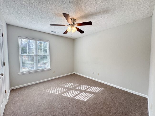 Building Photo - 8 Clayton Ln