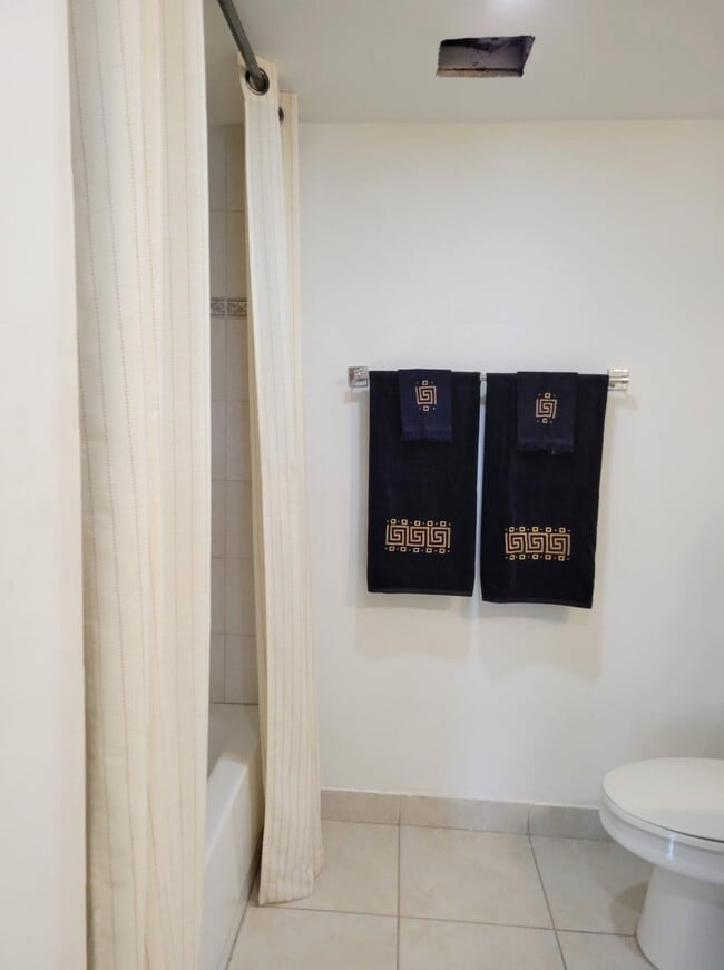 Building Photo - 4401 Crystal Lake Dr