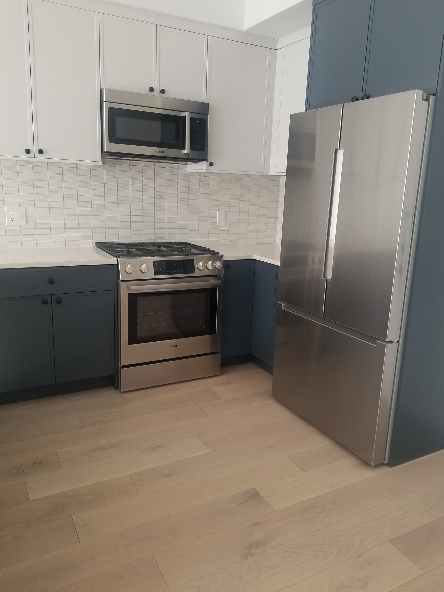 Building Photo - 425 3rd St