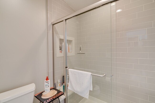 Building Photo - Cozy 3-Bed Home with Pool & Fireplace in P...