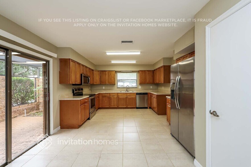 Building Photo - 1051 Sugartree Dr S