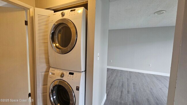 Building Photo - 1556 University Ln