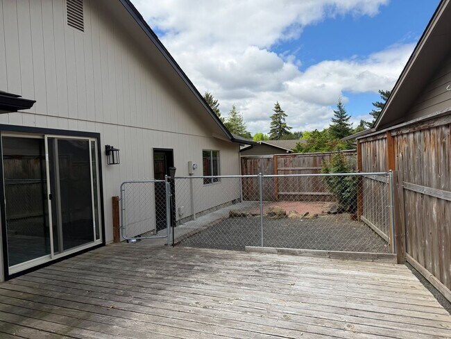 Building Photo - Beautifully updated 3 bedroom, 2 bath house in Eugene!