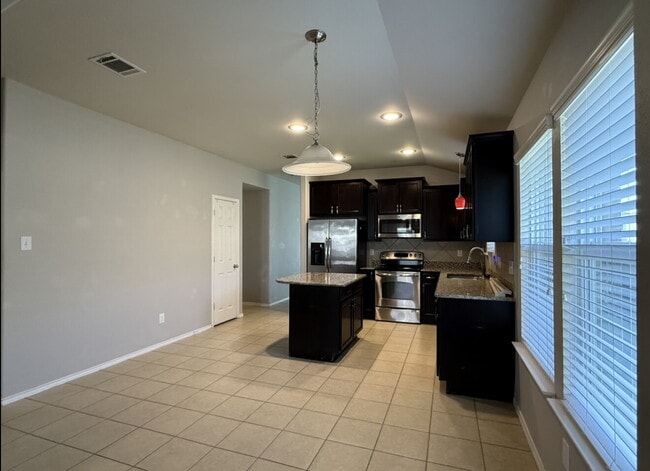 Building Photo - Comfort, Style & Privacy in the Heart of S...