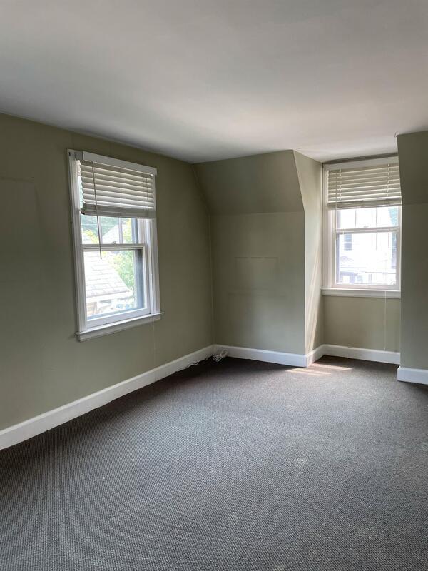 Building Photo - 927 Woodlawn Ave