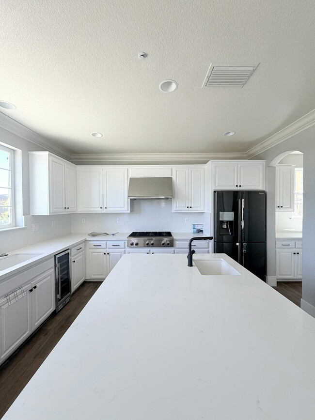 Building Photo - 850 Monterey Ct