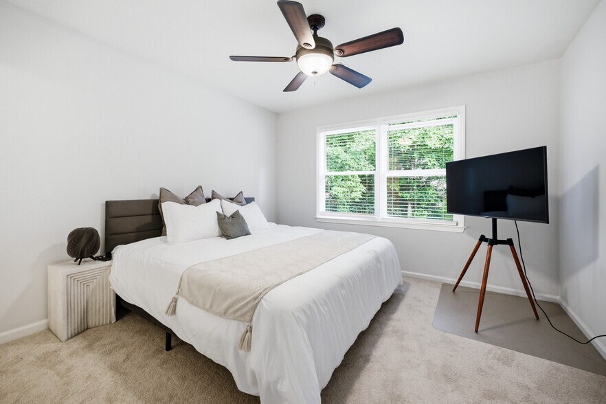 Building Photo - 5008 Highland Oaks Ct SE