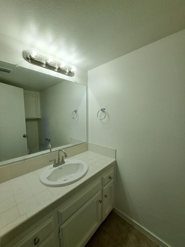 Building Photo - Stunning 2 Story Home with 3BR and a Backyard-Available Now!