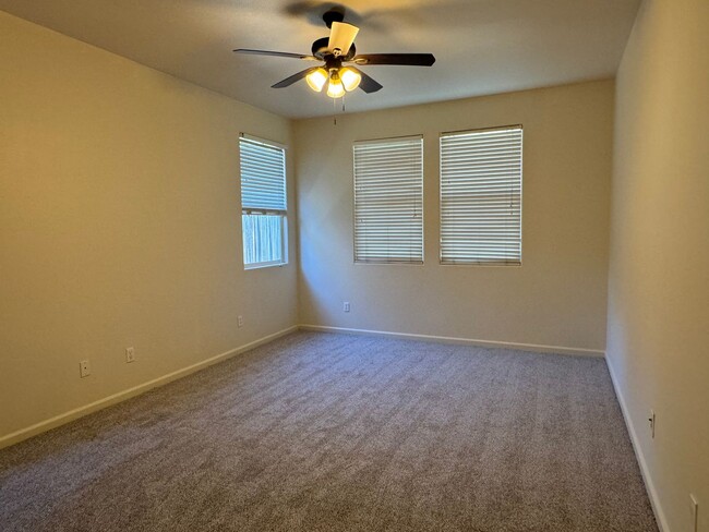 Building Photo - Available 9/1 Single level home in Lincoln...