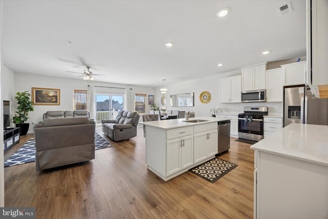 Building Photo - 68 Painters Wy