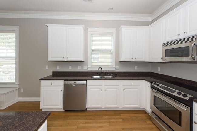 Building Photo - 302 White Gables Dr