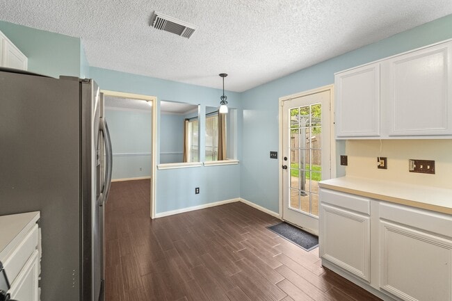 Building Photo - 3909 Greenwood Dr