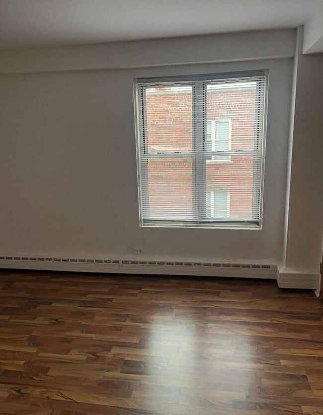 Building Photo - 2620 W Berwyn Ave