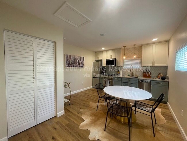 Building Photo - 1813 W Arbutus St